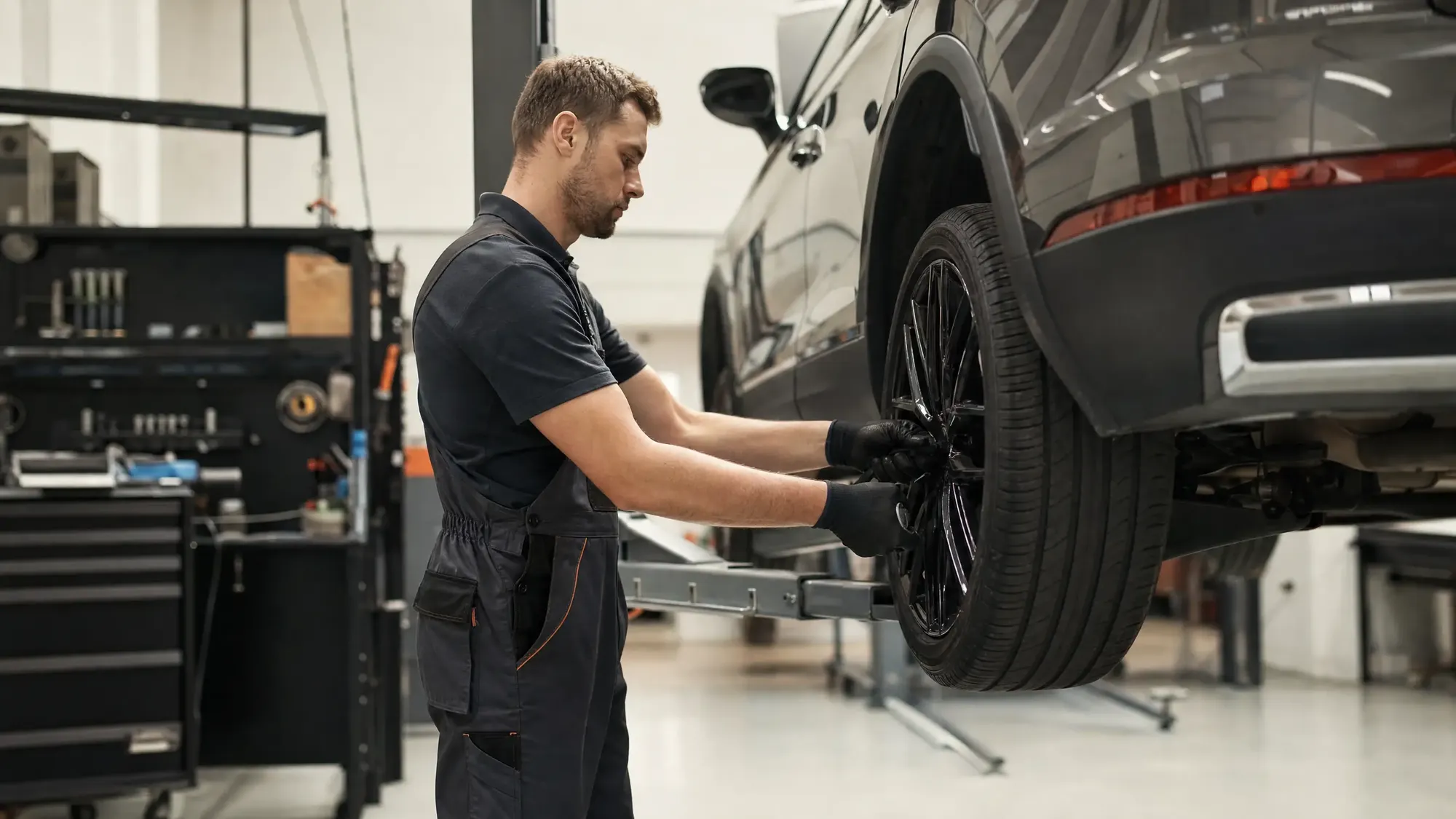 Un technicien monte un pneu dans un atelier propre